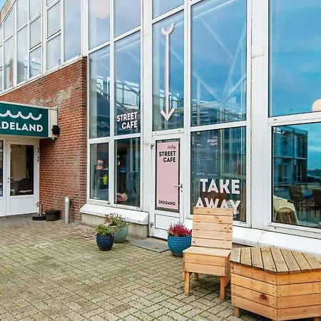 アパート 6 Person In *